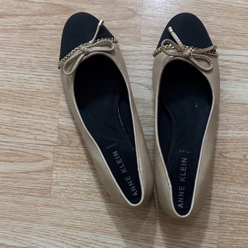 Anne Klein Black and Tan Bow Flats
